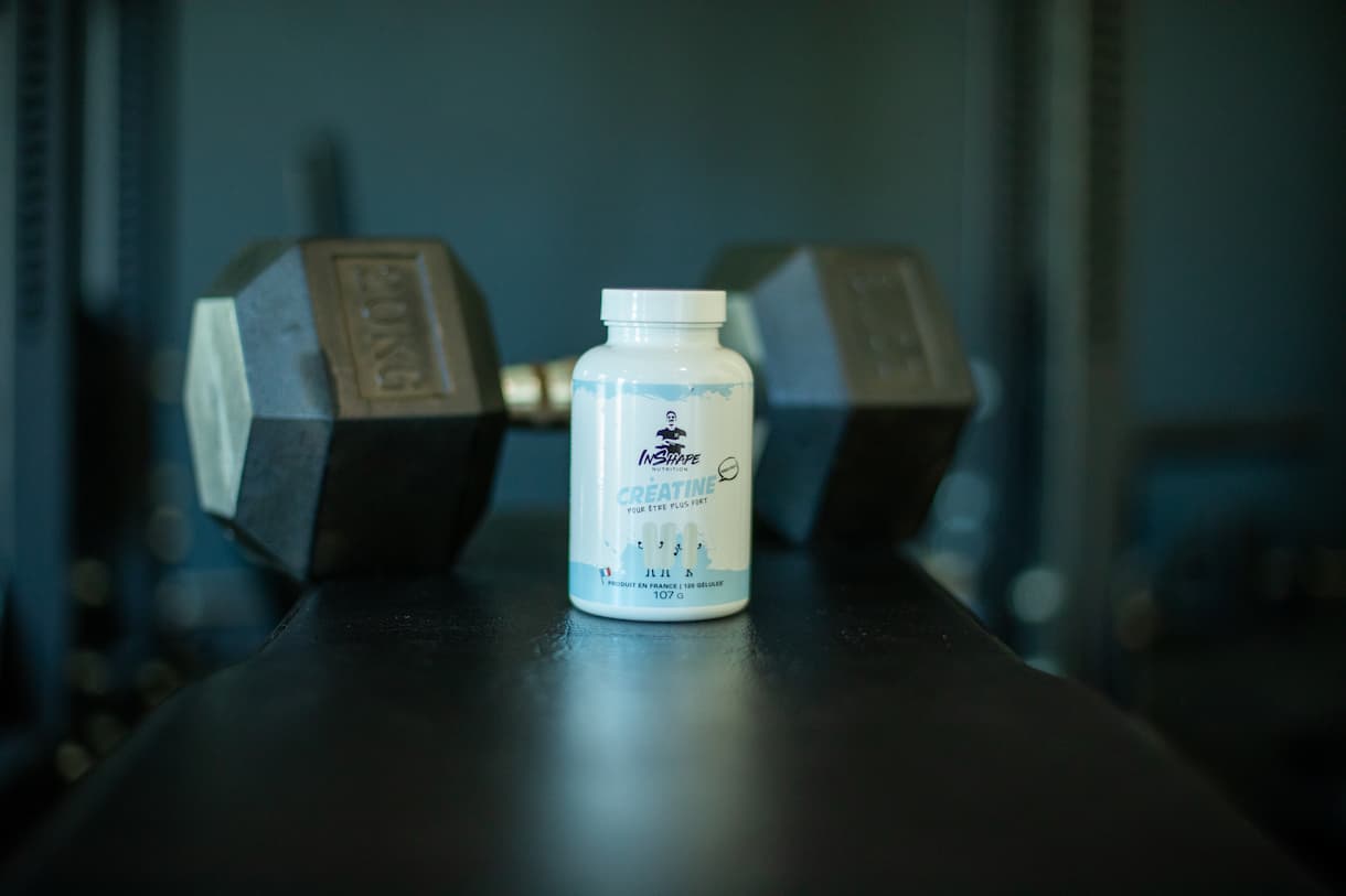 Inshape Nutrition creatina em frente a um halterofilista