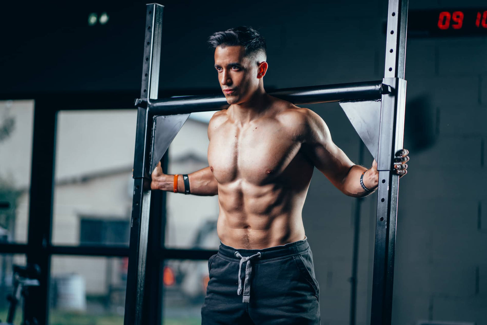 Tibo Inshape a fazer musculação