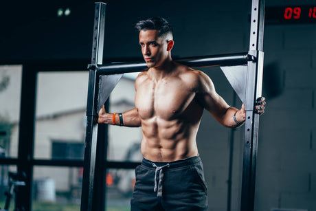 Tibo Inshape a fazer musculação